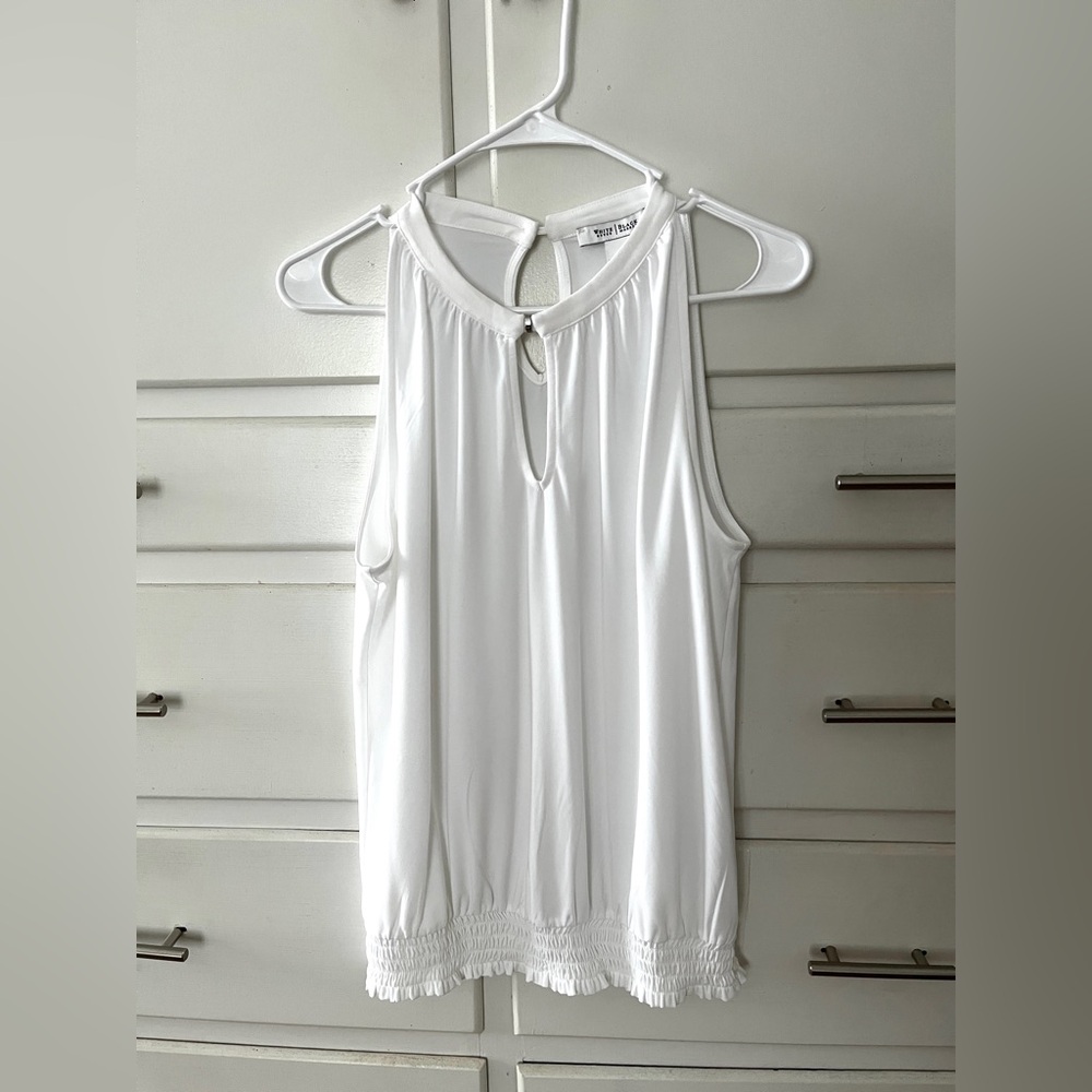 White House Black Market White Sleeveless keyhole w/hardware Top size medium